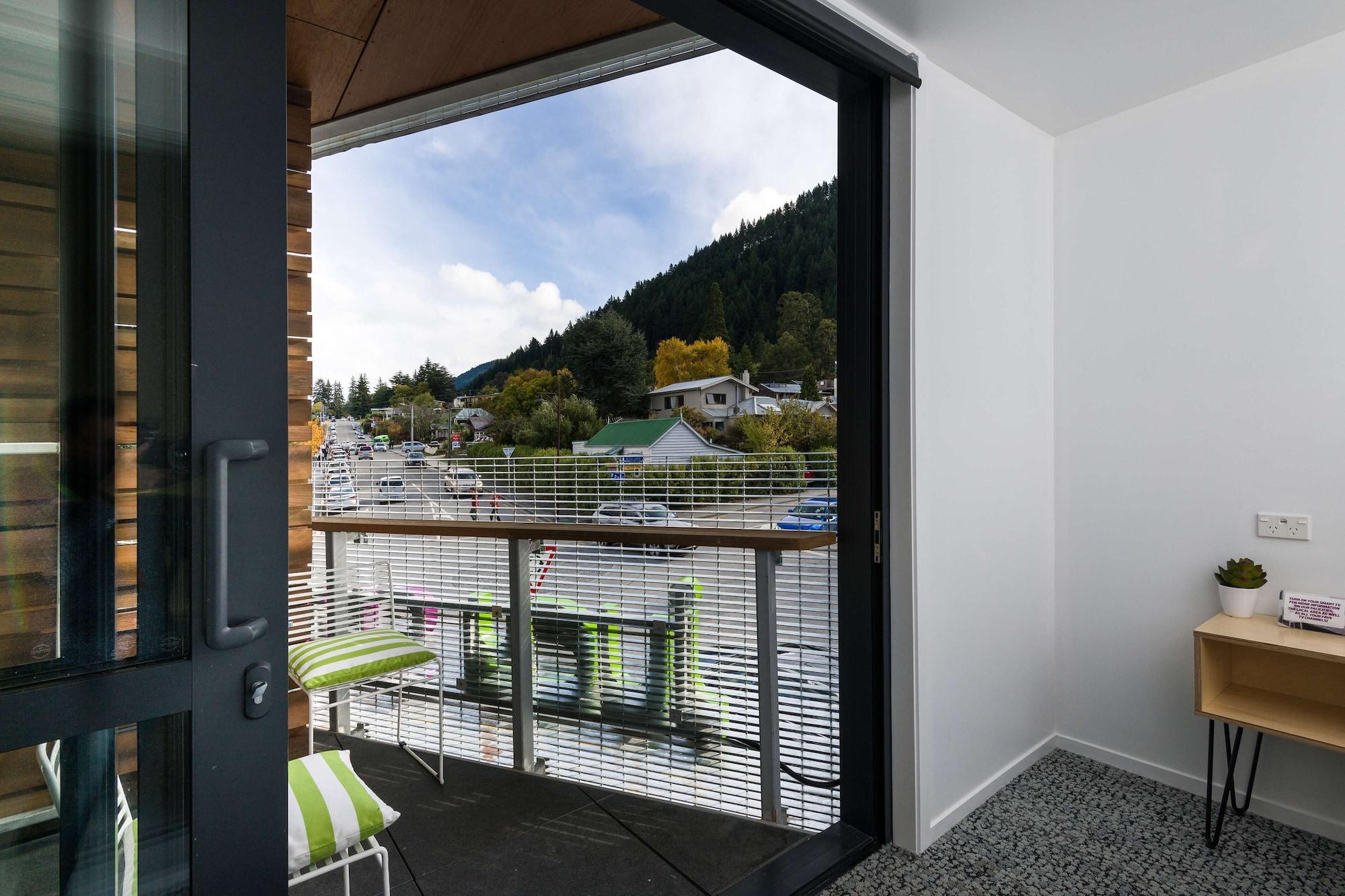 Lylo Квінстаун Екстер'єр фото A sliding door