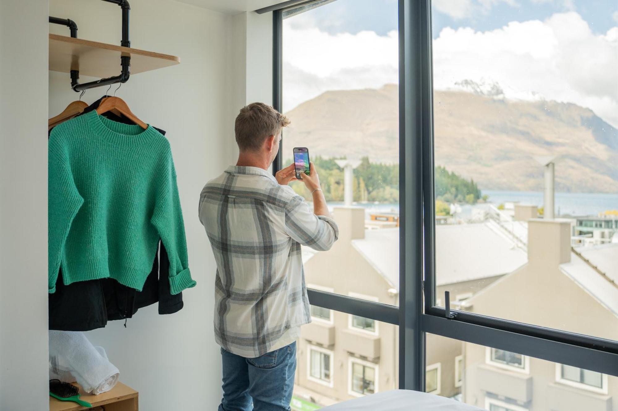 Lylo Квінстаун Екстер'єр фото A student taking a photo of the view from his room