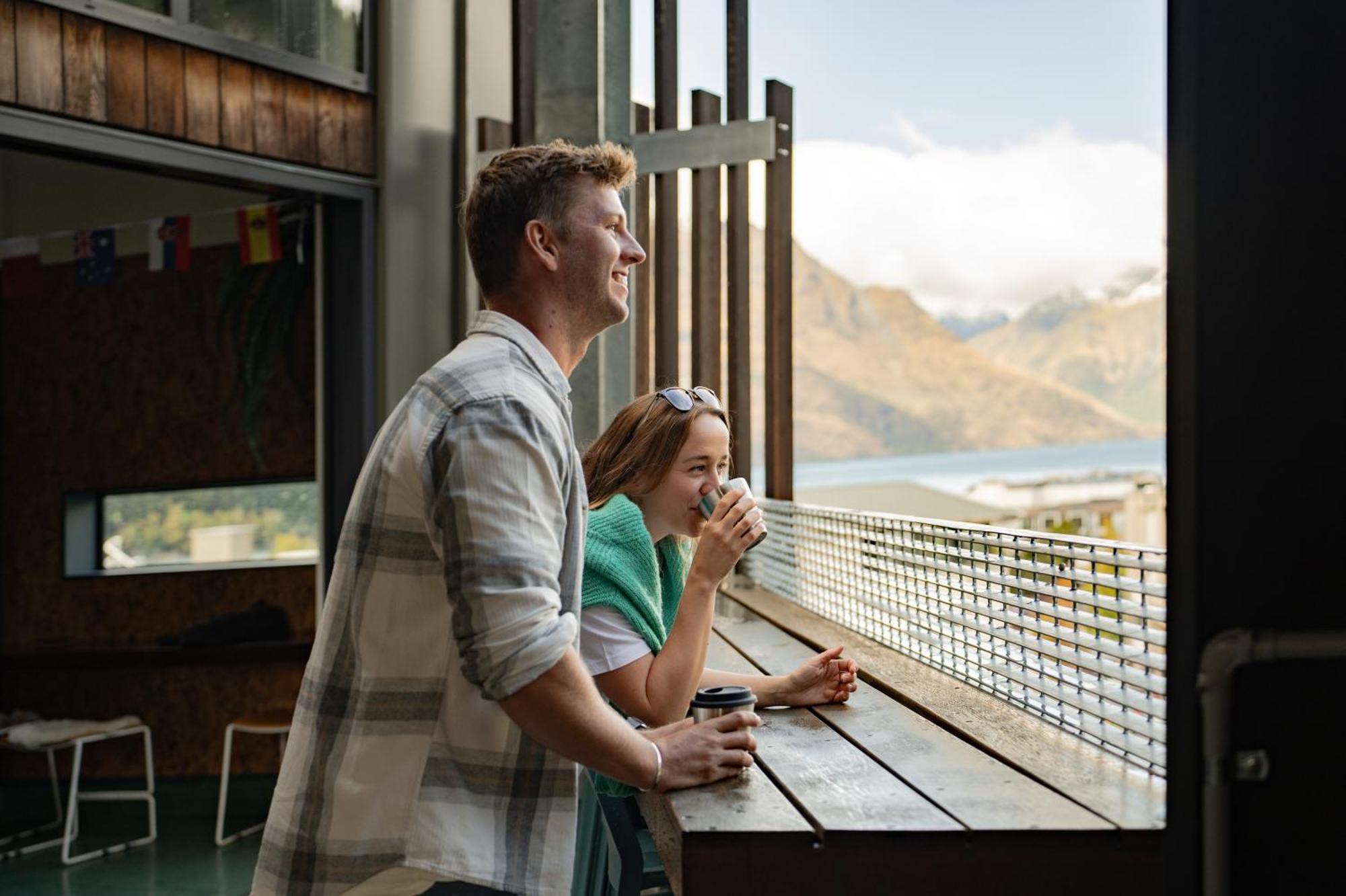 Lylo Квінстаун Екстер'єр фото Visitors enjoying the view from the cafe